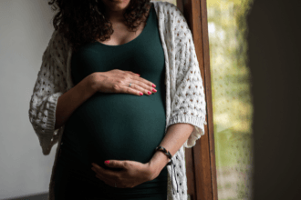 Dra. Thaline Neves Coutinho aborda a gestão de risco em serviços de imagem, garantindo segurança do paciente e qualidade nos atendimentos.