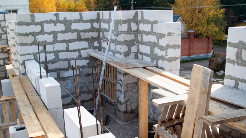 Entenda como funcionam as aberturas em paredes estruturais e os principais requisitos de segurança para portas e janelas com Valderci Malagosini Machado.