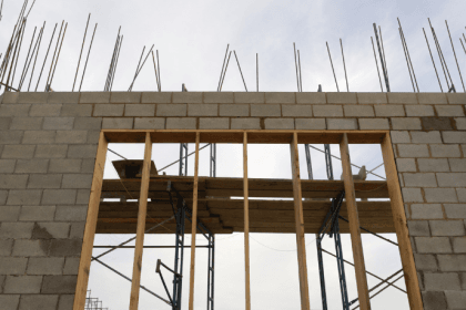 Aberturas em paredes estruturais: critérios técnicos essenciais para portas e janelas com orientações profissionais de Valderci Malagosini Machado.