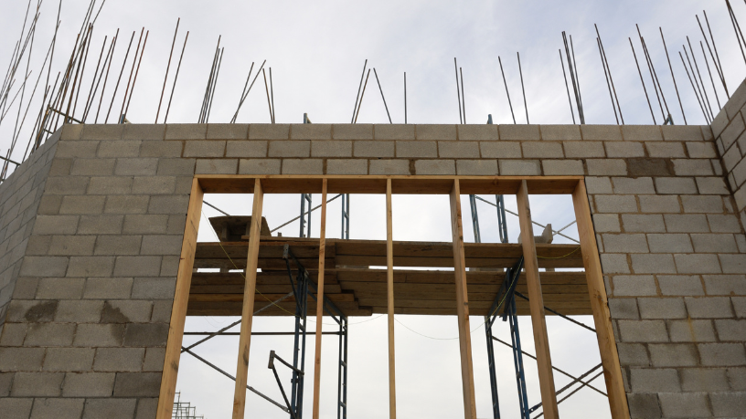 Aberturas em paredes estruturais: critérios técnicos essenciais para portas e janelas com orientações profissionais de Valderci Malagosini Machado.