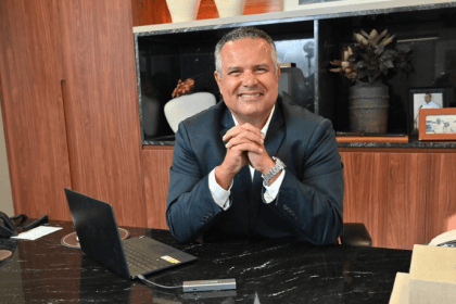 A integração entre infraestrutura física e sistemas digitais analisada por Elmar Juan Passos Varjão Bomfim.