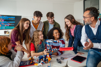 Concursos de robótica e educação STEM ganham destaque quando Sérgio Bento De Araújo explica por que aprender fazendo transforma o ensino.